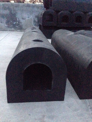 Marine Protection D Rubber fenders met een constructie van zwart rubber