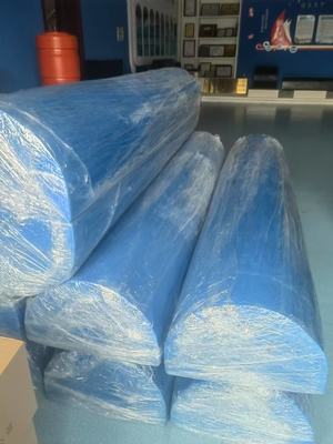 Installatie van een gespeld D-type rubberen fender voor aanpasbare aanlegbescherming