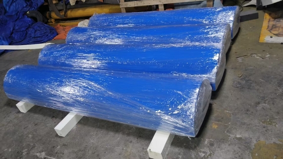 Installatie van een gespeld D-type rubberen fender voor aanpasbare aanlegbescherming
