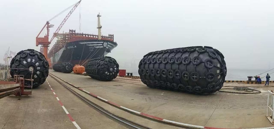 Zwarte Yokohama Marine Fender Duurzaam rubber voor bescherming van watervaartuigen