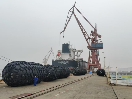 Zwarte Yokohama Marine Fender Duurzaam rubber voor bescherming van watervaartuigen
