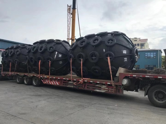Zwarte Yokohama Marine Fender Duurzaam rubber voor bescherming van watervaartuigen