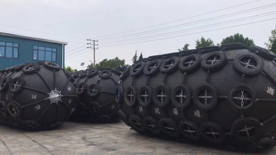 Zwarte Yokohama Marine Fender Duurzaam rubber voor bescherming van watervaartuigen