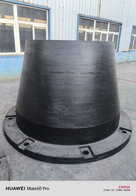 SGS-goedgekeurde conische rubberen fenders met een hardheid van 60-70 Shore A en weerbestendigheid, ideaal voor maritieme aanlegsystemen